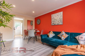 Rush House by SR Short Lets & Serviced Accommodation Heathrow Windsor - Perfect for Monthly Stay Relocation & Business Contractors Big Groups
